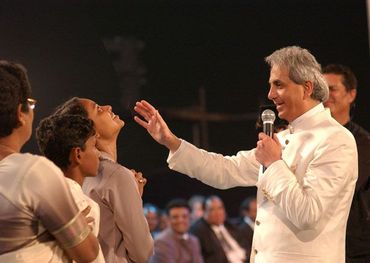 Campanha pede que governo investigue “falsos milagres” de Benny Hinn